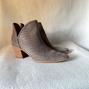 Luck Brand Size 7 Women’s Gray/Beige/Taupe Laser Cut Suede Heeled Ankle Boots.